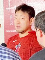 　試合後、取材に応じる菊池雄星（撮影・小林信行）