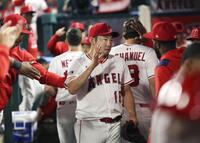 　５回を投げ終えてベンチでチームメートとタッチを交わす菊池（共同）