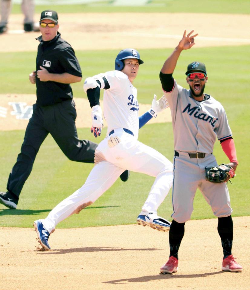 　８回、三塁打を放ち，二塁を回るドジャース・大谷（共同）