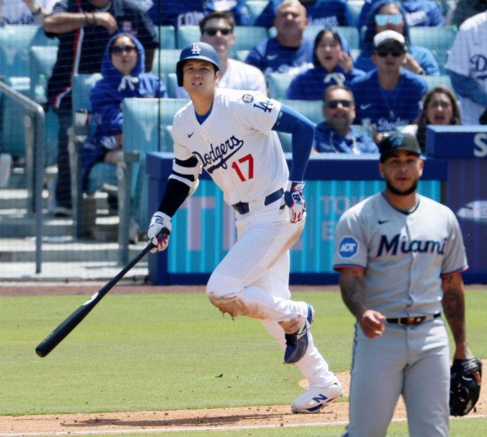 　８回、中越えに三塁打を放つ大谷（共同）