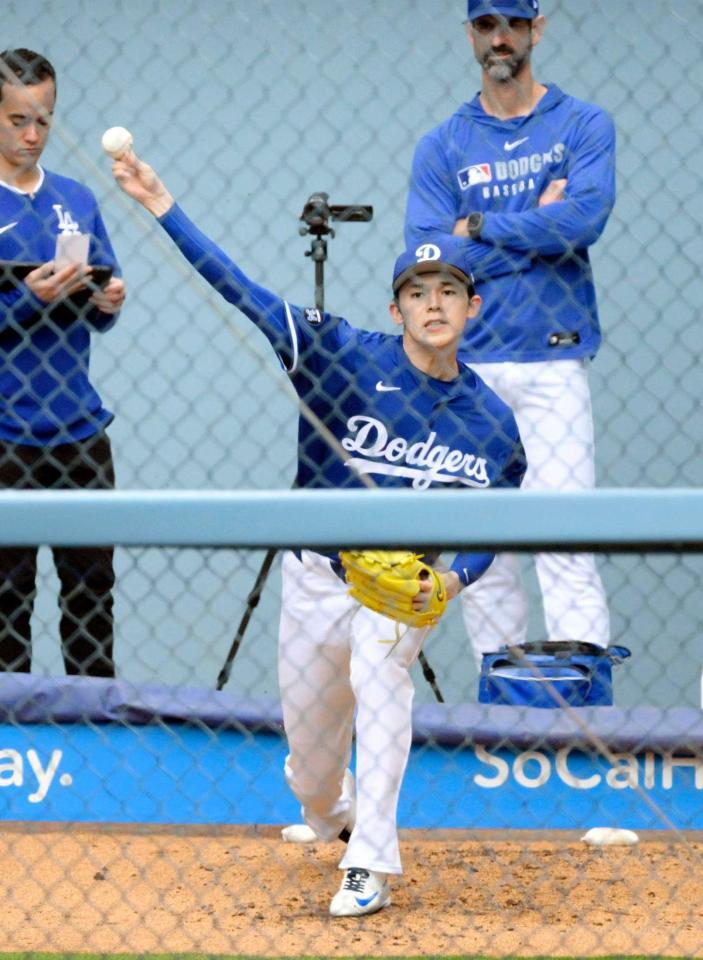 　ブルペンで投球するドジャース・佐々木（共同）