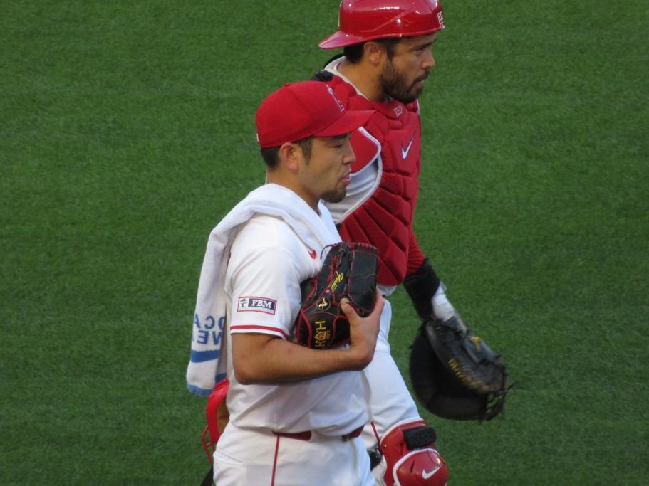 　試合前に捕手ダーノー（左）と歩く菊池