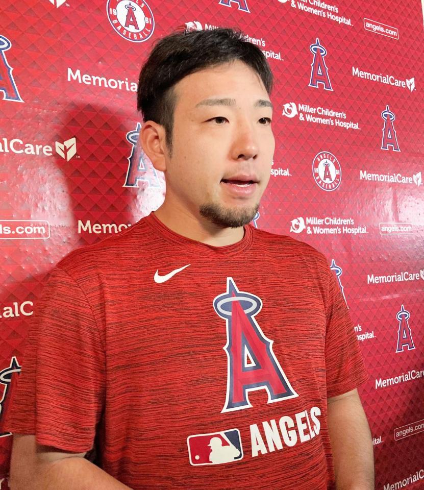 　試合後に報道陣の質問に答える菊池雄星（撮影・小林信行）