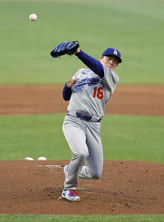 　ブレーブス戦の１回、打球に反応するドジャース・山本（提供・共同通信社）