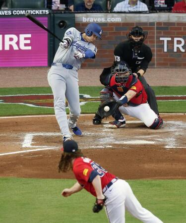 　ブレーブス戦の４回、空振り三振に倒れるドジャース・大谷。投手ホームズ（共同）