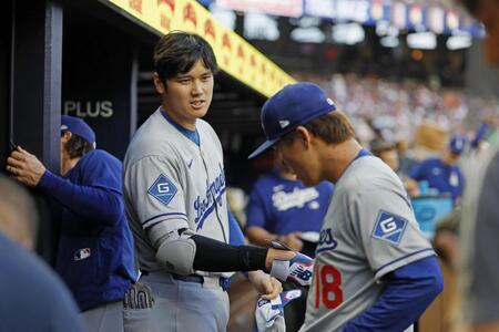 　ブレーブス戦の３回を終えた山本（右）に声をかけるドジャース・大谷（共同）
