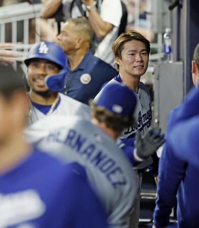 　ブレーブス戦の６回、ソロ本塁打を放ったベッツ（左）を迎えるドジャース・山本（共同）