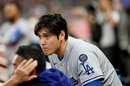 　ブレーブス戦の６回、ベッツの本塁打を見つめるドジャース・大谷＝アトランタ（共同）