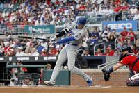 　ブレーブス戦の１回、空振り三振に倒れるドジャース・大谷（共同）
