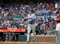 　ブレーブス戦の４回、空振り三振に倒れたドジャース・大谷（共同）