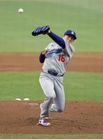 　ブレーブス戦の１回、打球に反応するドジャース・山本（共同）