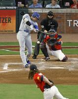 　ブレーブス戦の６回、二ゴロに倒れるドジャース・大谷。投手ホームズ（共同）