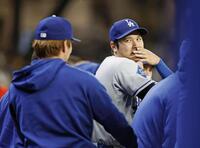 　ブレーブス戦の９回、ベンチで山本（左）と話すドジャース・大谷（共同）