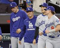 　ブレーブスに勝利し笑顔のドジャース・山本（中央）。右から２人目は大谷、左端は佐々木（共同）
