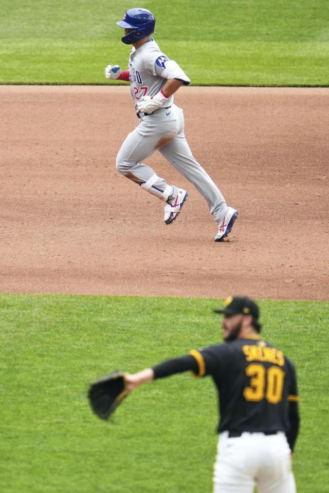 　パイレーツ戦の５回、スキーンズ（下）から８号ソロを放ち塁を回るカブス・鈴木＝ピッツバーグ（ＡＰ＝共同）