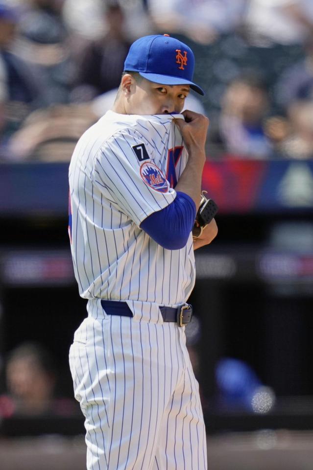 　ダイヤモンドバックス戦の４回、汗を拭うメッツ・千賀＝ニューヨーク（ＡＰ＝共同）