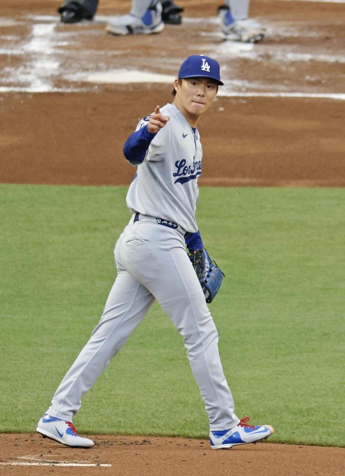 　ブレーブス戦の１回、オルソンを遊直に仕留めたドジャース・山本（共同）