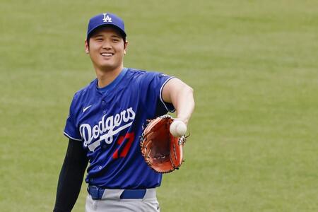 　試合前、キャッチボール中に笑顔を見せるドジャース・大谷（共同）