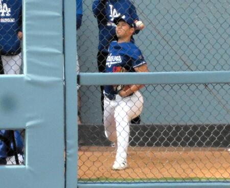 【写真】パパの顔がにじんでる？大谷翔平　シーズン中にも優しい笑顔で少年ファンにファンサービス