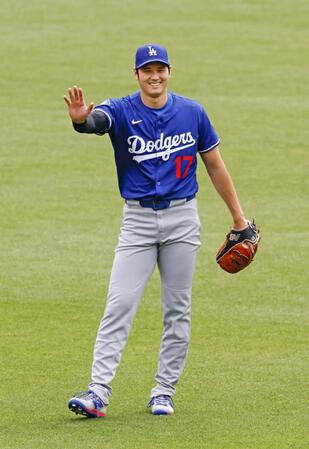 　試合前、キャッチボール中に笑顔を見せるドジャース・大谷（共同）