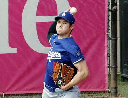 　ブルペンで投球練習するドジャース・大谷（共同）