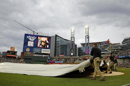 　ブレーブス－ドジャースで、雨天のためシートが掛けられたグラウンド（共同）