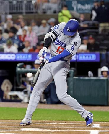 　ブレーブス戦の１回、中前打を放つドジャース・大谷（共同）