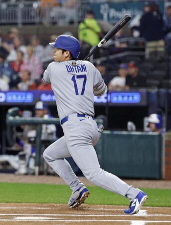 　ブレーブス戦の１回、中前打を放つドジャース・大谷（共同）