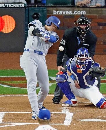 　ブレーブス戦の１回、中前打を放つドジャース・大谷＝アトランタ（共同）