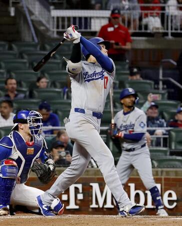 　ブレーブス戦の３回、８号ソロを放つドジャース・大谷（共同）