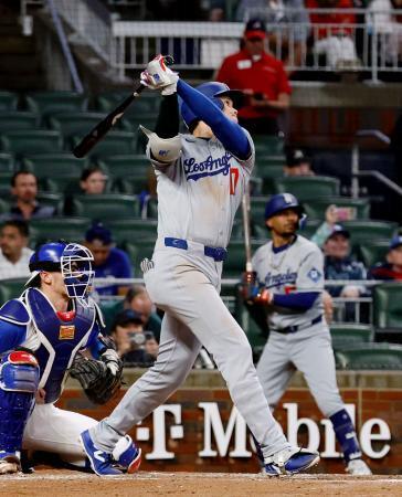 　ブレーブス戦の３回、８号ソロを放つドジャース・大谷＝アトランタ（共同）