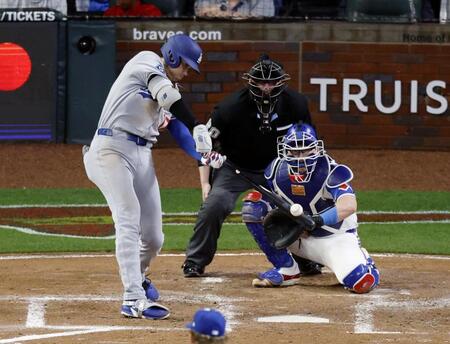 　ブレーブス戦の３回、８号ソロを放つドジャース・大谷（共同）