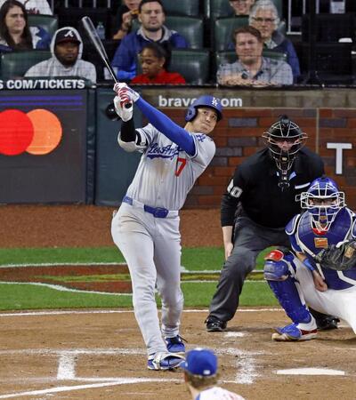 　ブレーブス戦の３回、８号ソロを放つドジャース・大谷（共同）