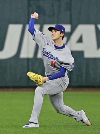 　試合開始に向け、キャッチボールするドジャース・佐々木（共同）