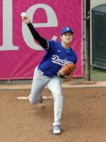 　ブルペンで投球練習するドジャース・大谷（共同）