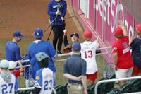 　ブルペンでの投球練習を終え、ファンにボールを投げるドジャース・大谷（共同）