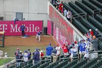 　ブルペンで投球練習するドジャース・大谷（共同）