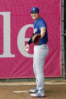 　ブルペンでの投球練習中、笑顔を見せるドジャース・大谷（共同）