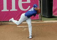 　ブルペンで投球練習するドジャース・大谷（共同）