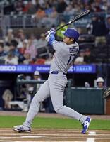 　ブレーブス戦の１回、中前打を放つドジャース・大谷（共同）