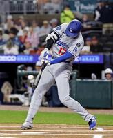 　ブレーブス戦の１回、中前打を放つドジャース・大谷（共同）