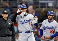 　ブレーブス戦の１回、中前打を放ちポーズをとるドジャース・大谷（共同）