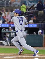 　ブレーブス戦の１回、中前打を放つドジャース・大谷（共同）