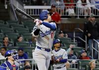 　ブレーブス戦の３回、８号ソロを放つドジャース・大谷（共同）