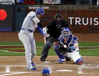 　ブレーブス戦の３回、８号ソロを放つドジャース・大谷（共同）