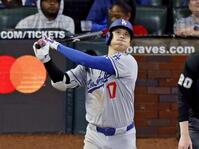 　ブレーブス戦の３回、８号ソロを放つドジャース・大谷（共同）
