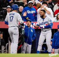 　３回、８号ソロを放ってベンチに戻ってきた大谷（ロサンゼルス・ドジャース提供）