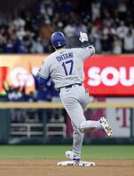 　ブレーブス戦の３回、８号ソロを放ち二塁を回るドジャース・大谷（共同）