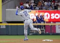 　ブレーブス戦の３回、８号ソロを放ち二塁を回るドジャース・大谷（共同）