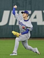 　試合開始に向け、キャッチボールするドジャース・佐々木（共同）